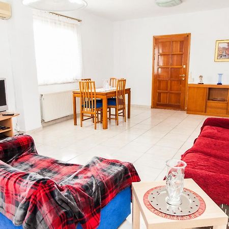 Sunny Apartment Near Metro Station Athena Bagian luar foto