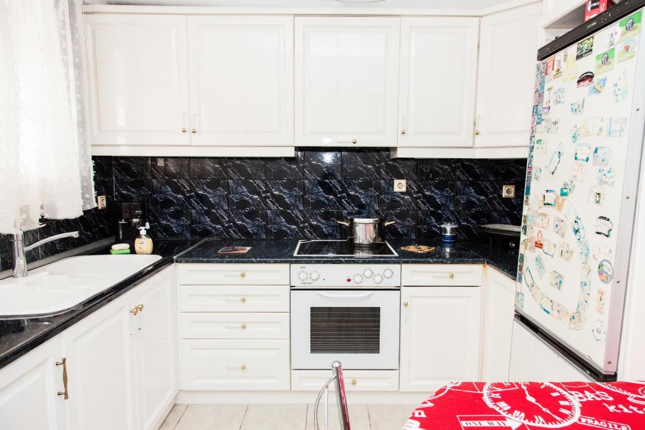Sunny Apartment Near Metro Station Athena Bagian luar foto