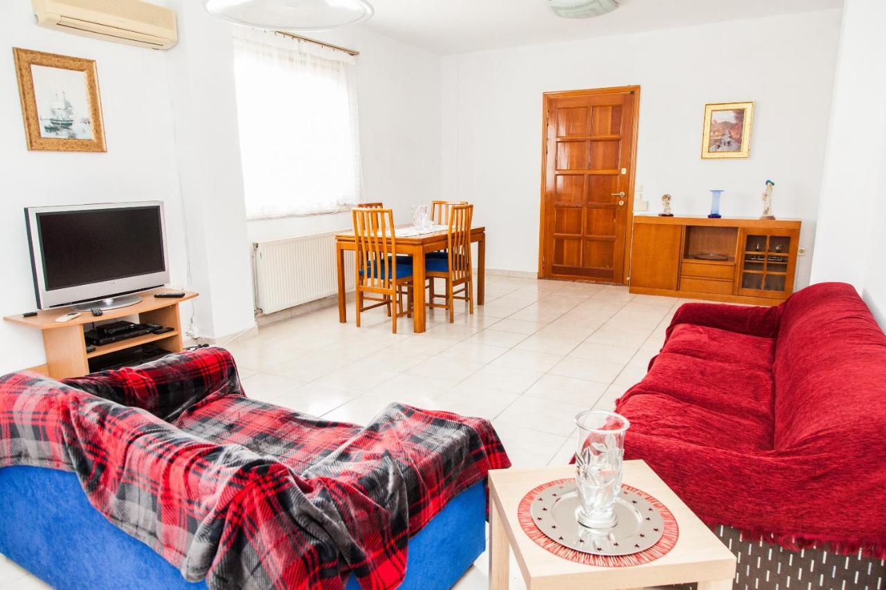 Sunny Apartment Near Metro Station Athena Bagian luar foto