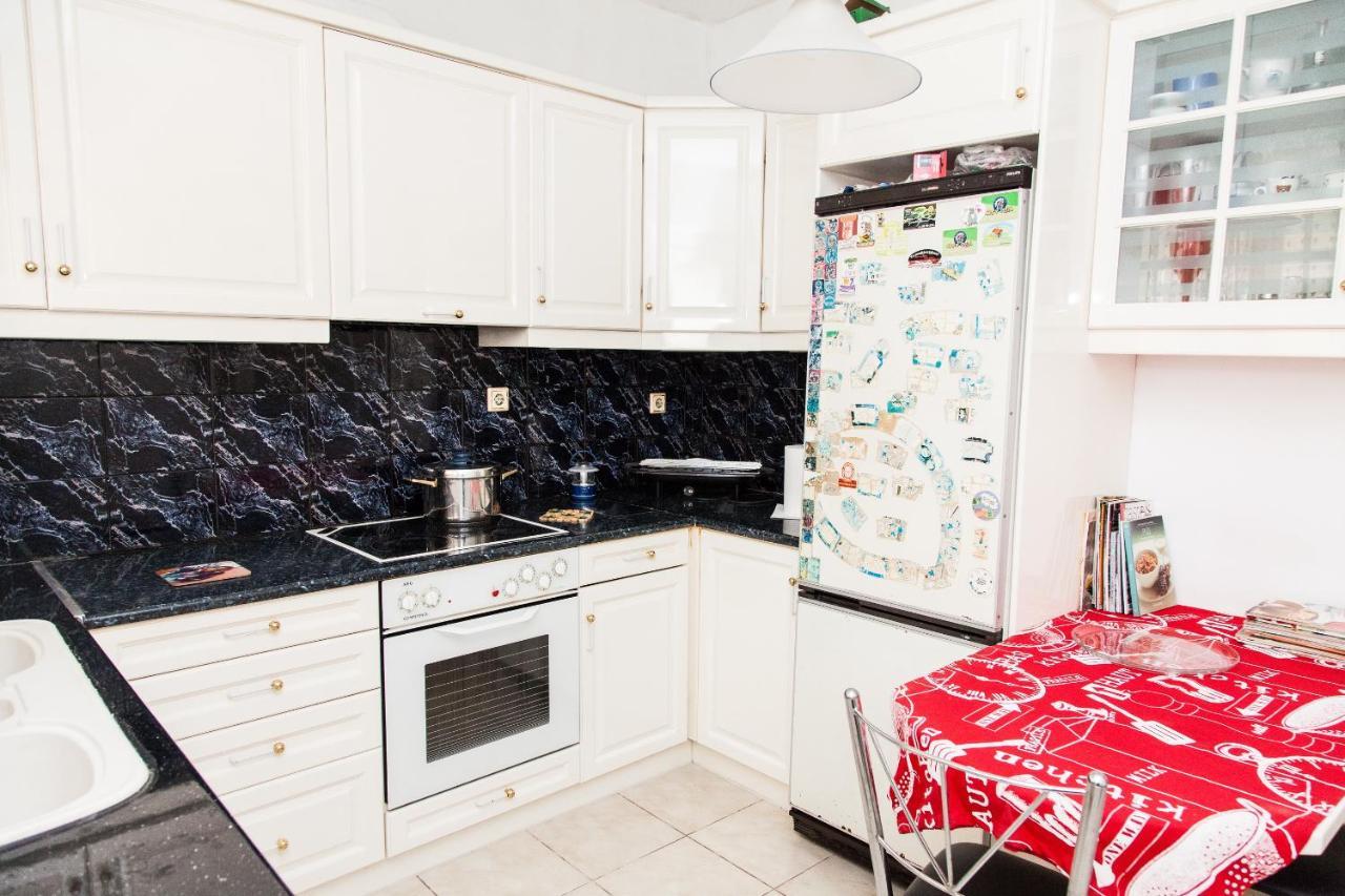 Sunny Apartment Near Metro Station Athena Bagian luar foto