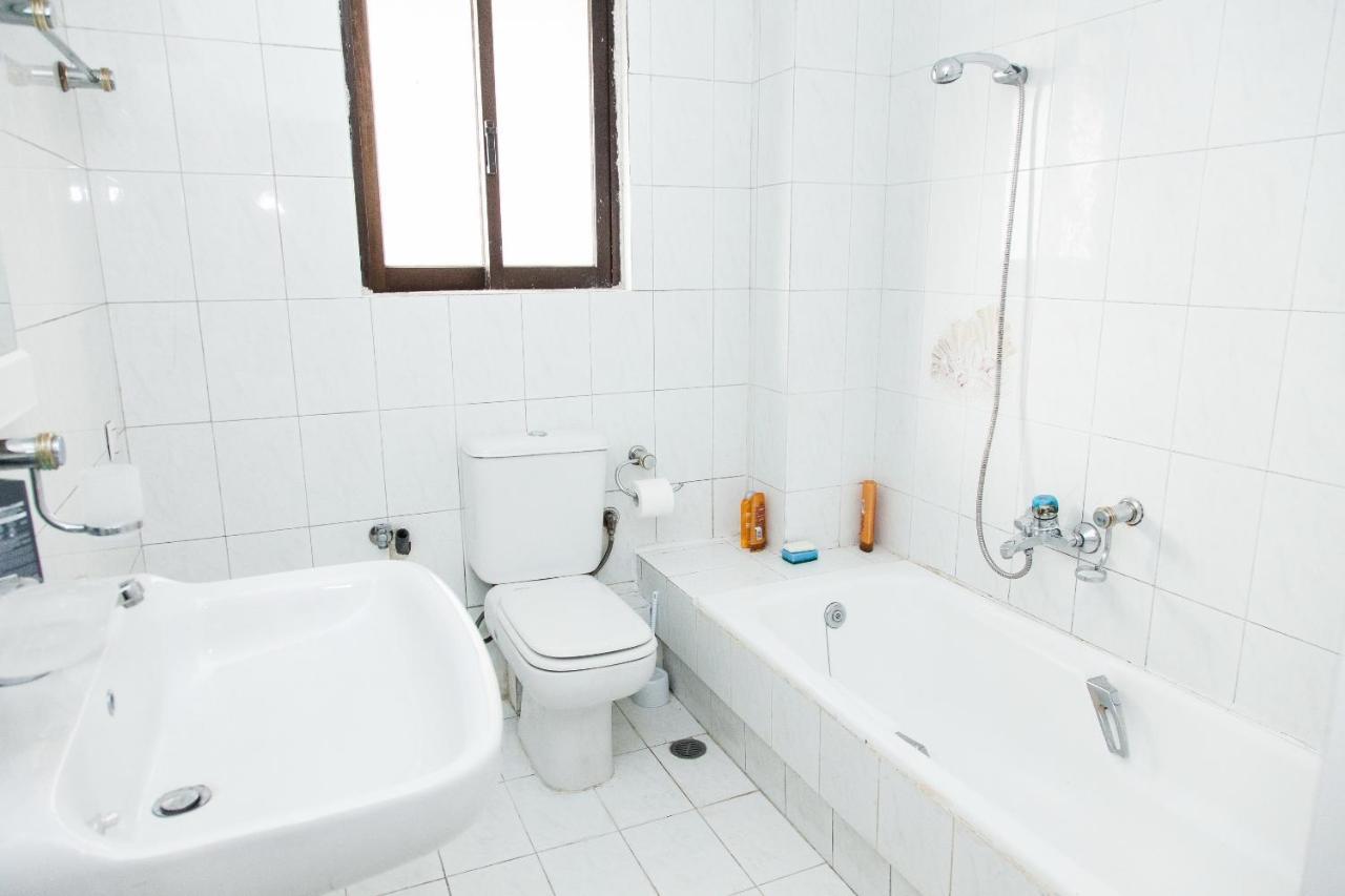 Sunny Apartment Near Metro Station Athena Bagian luar foto