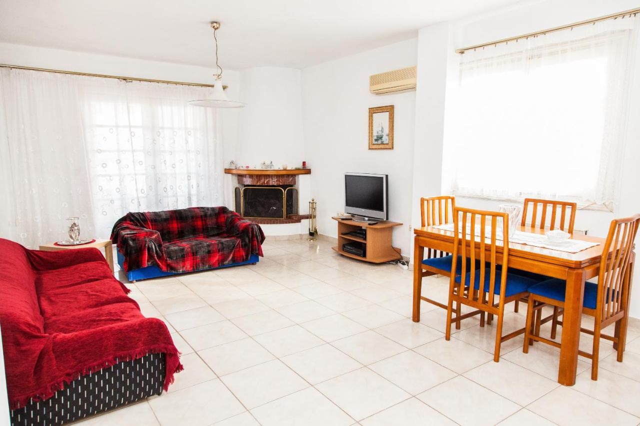 Sunny Apartment Near Metro Station Athena Bagian luar foto